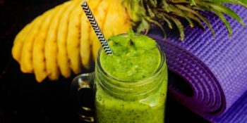 suco de abacaxi, espinafre e cardamomo