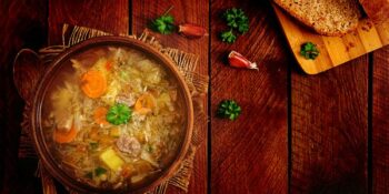 Sopa de carne com repolho