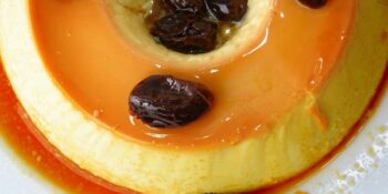 Pudim de coco e ameixa
