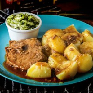 Receita de carne de panela com batatas para um almoço em família incrível