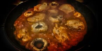 fígado de frango, tomates e cogumelos ao forno