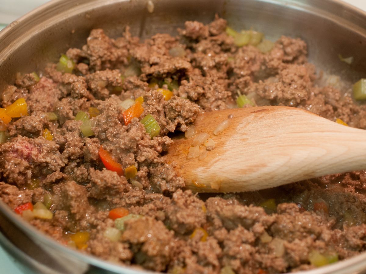 Carne moída com tomate e azeitona