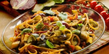 macarrão ao curry com legumes