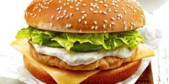 hambúrguer de frango à milanesa com molho de iogurte