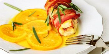 enroladinho de peito de peru e bacon ao molho de laranja