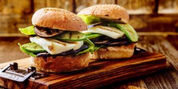 hamburguer de filé de peixe e abobrinha grelhada