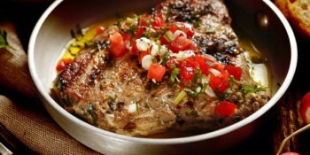 atum grelhado com tomate e cebolinha verde