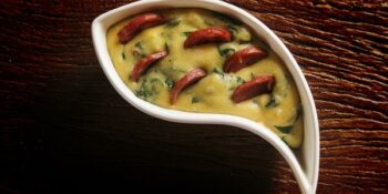 polenta rápida com salsicha e couve