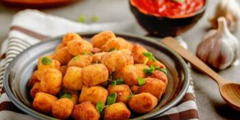bolinho de batata baroa com provolone à milanesa