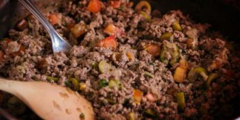 Carne moída com tomate e azeitona