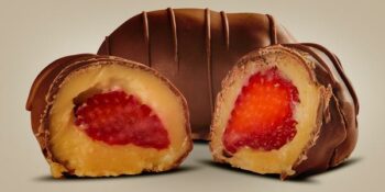 brigadeiro com morango coberto com chocolate