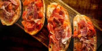 bruschetta com tomate seco e presunto de parma