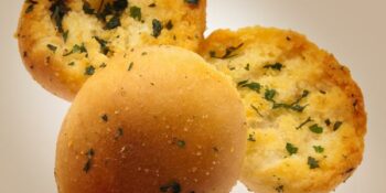 mini pães com queijo e cebolinha