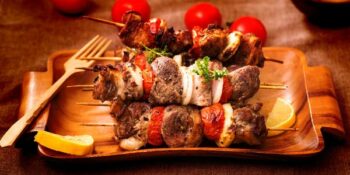 espeto com cebola e carne