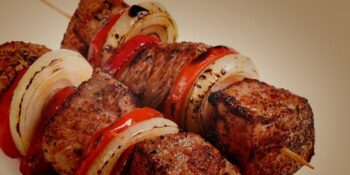 espeto de carne e tomate