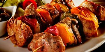 Espeto de carne e pimentão vermelho