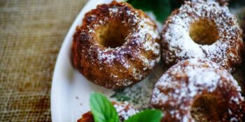 Mini bolo de banana e amendoim