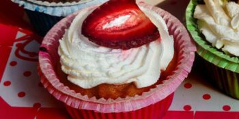 cupcake de chantilly e morango