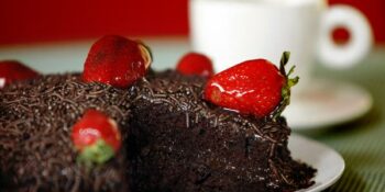 Torta de brigadeiro com morango