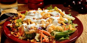 salada com legumes e molho de iogurte