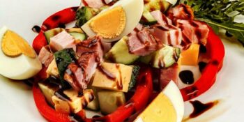 salada com ovo e queijo