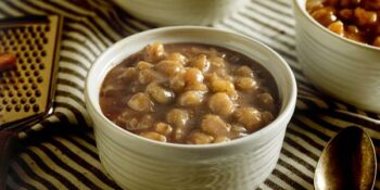 caldo com grão-de-bico e especiarias