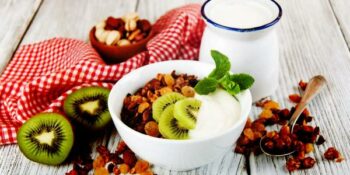 granola com frutas e iogurte