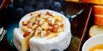 queijo camembert com mel e amêndoas