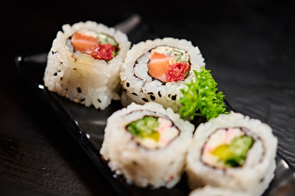 Sushi filadélfia uramaki para você mesmo fazer e saborear