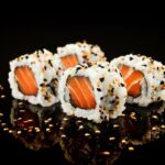 Receita de sushi uramaki com salmão para nunca mais gastar dinheiro com comida japonesa