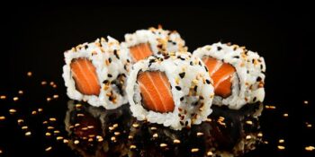 sushi uramaki com salmão