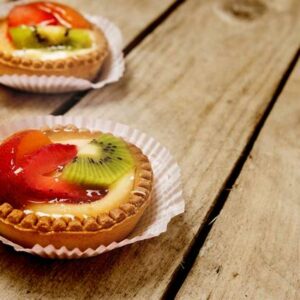 mini torta com kiwi e morango tudo gostoso