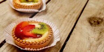 mini torta com kiwi e morango