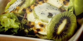 salada de alface, kiwi e molho de iogurte