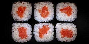 sushi maki com salmão