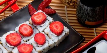 sushi uramaki de creamcheese e morango