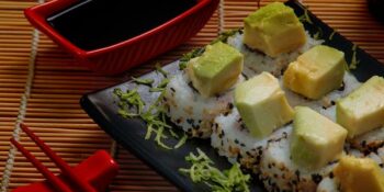 sushi uramaki com atum e abacate