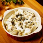 Ravioli ao alho, ervas e molho branco: como fazer receita fácil?