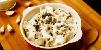 ravioli ao alho, ervas e molho branco