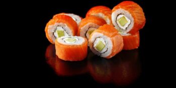 sushi uramaki coberto com salmão