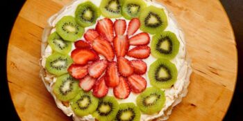 torta de chantilly, suspiro e frutas