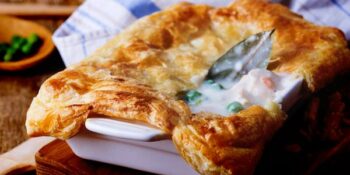 frango ao molho branco com cobertura de massa folhada