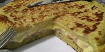 Panqueca de purê de batata, queijo e cebolinha