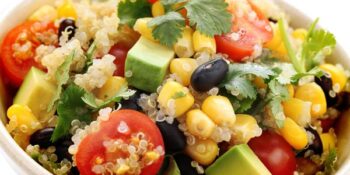 salada com quinoa e feijão