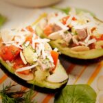 Salada no abacate [receita saudável, simples e prática]