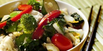 salada couve-flor, tomate com molho de iogurte