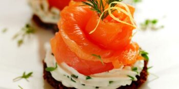 aperitivo de salmão defumado e creamcheese