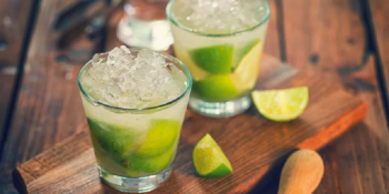 Caipirinha com limão e hortelã