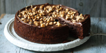 Bolo de chocolate com amendoim
