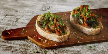 Bruschetta com caponata de berinjela